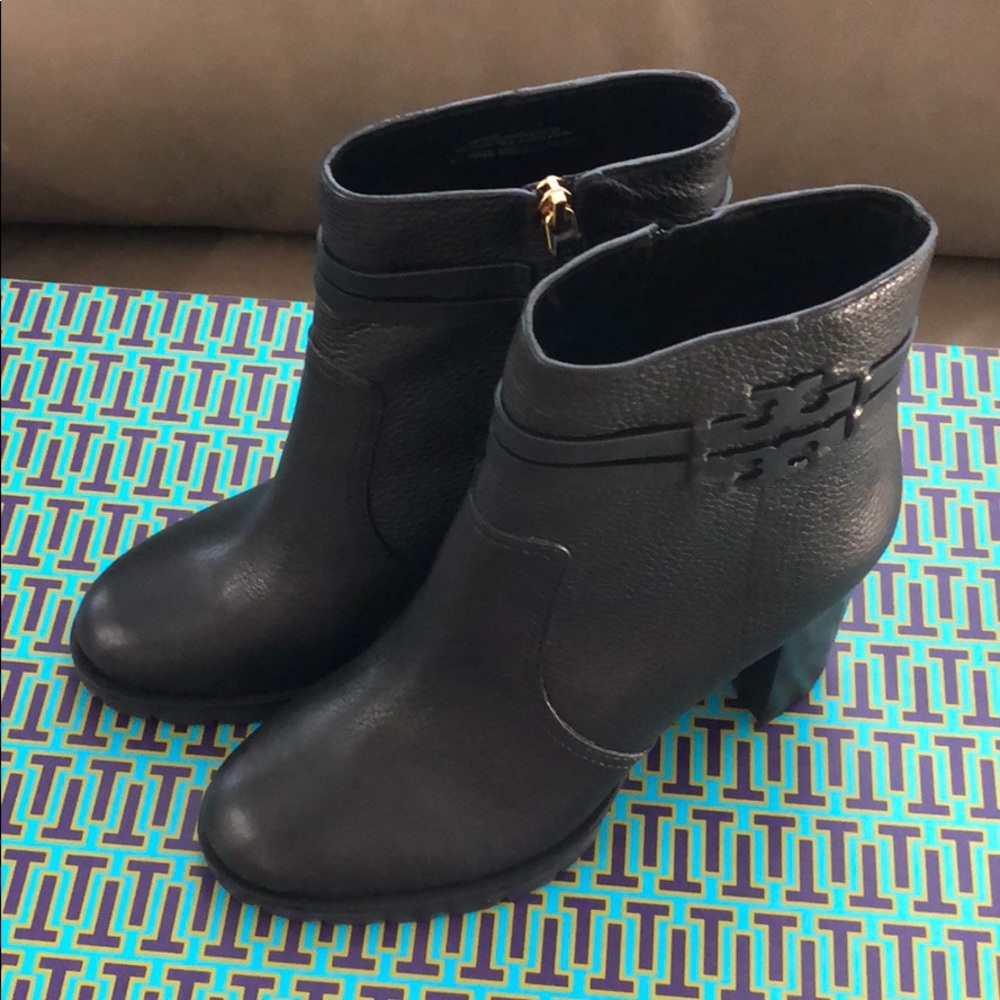 NIB Tory Burch Leigh Lug Sole Leather Black Bootie - Picture 7 of 9